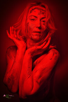 Frau in Rot. Holger Reissner