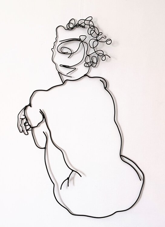 disegno tratto da un'opera di Egon Schiele scultura in acciaio di donna girata di schiena luciano torre