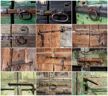 Composizione di catenacci antichi su portoncini Franco Monti