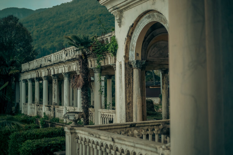 Gare de chemin de fer abandonné. Gagra 2023. République d'Abkhazie. KAREN TATEVOSIAN