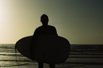 Le surfeur Matthieu Montjotin