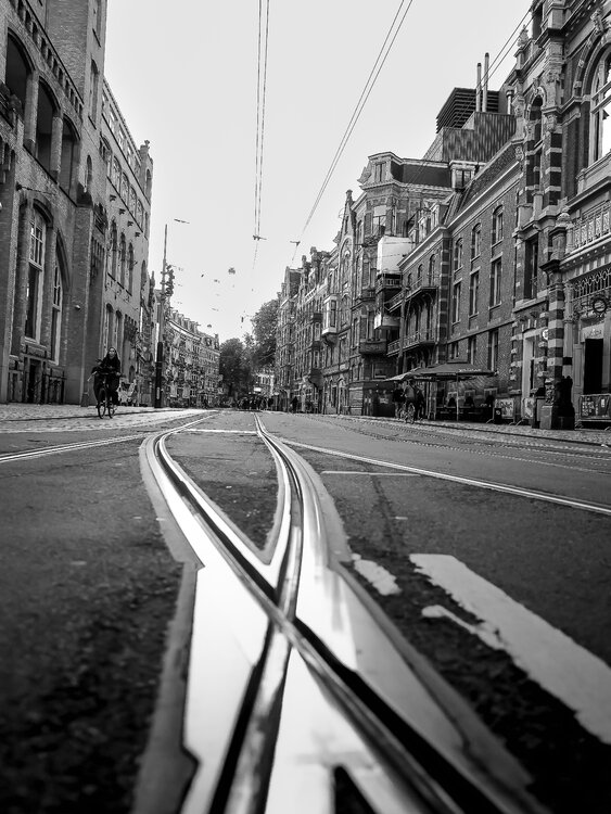 Velo lady tram Amsterdam Cyril Vuillemin