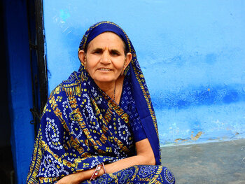 Vieille femme au sari bleu / JODPHUR - Rajasthan - INDE Guylaine BISSON