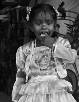 Fillette aux couettes - photo Noir & Blanc - MAMALLAPURAM - Inde Guylaine BISSON