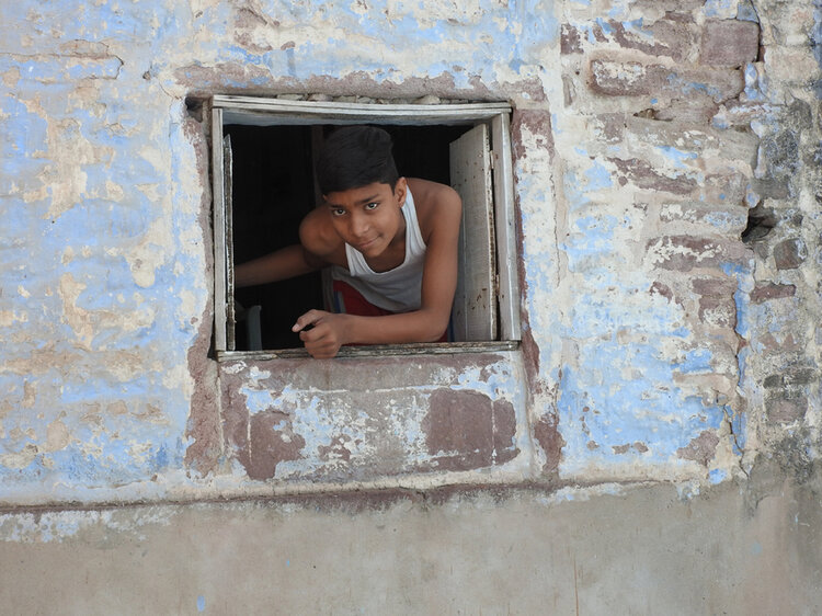 Le garçon à la fenêtre / JODPHUR - Rajasthan - Inde Guylaine BISSON