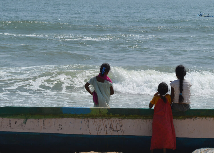 Les trois filles du pêcheur / MAMALLAPURAM - INDE Guylaine BISSON