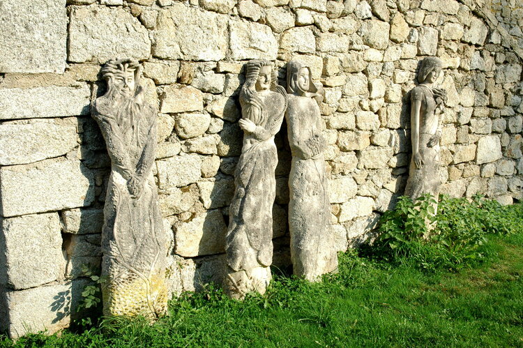 les statues des tailleurs de pierres en Creuse France Chantal Gayaud