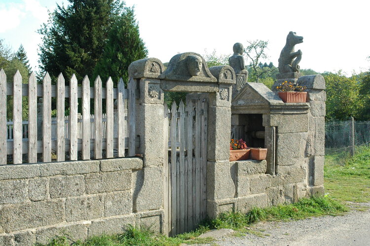 devant de porte au village creusois  taillé dans la pierre par les artistes de la région Chantal Gayaud
