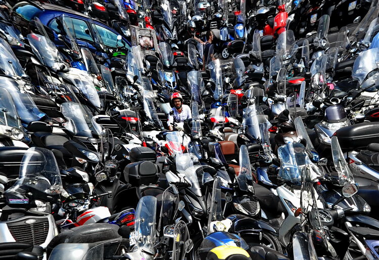 Seul dans une foule de vespas italiennes  à Gène (Italie) Chantal Gayaud