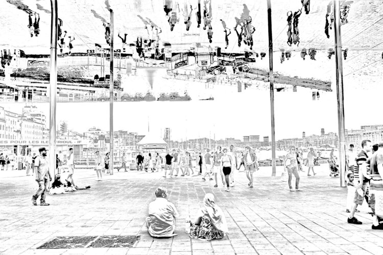 Regard  sur la  foule  du vieux  port  de Marseille Chantal Gayaud