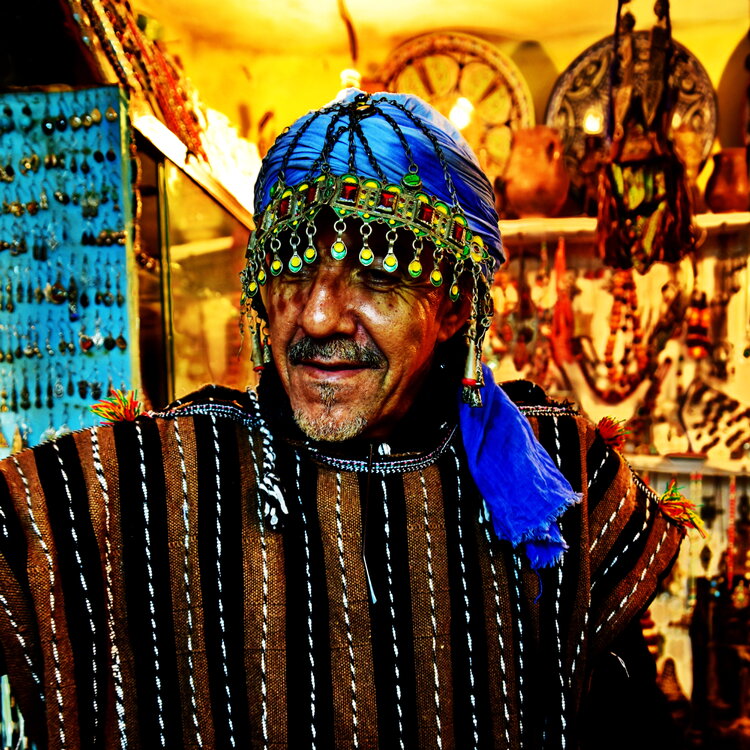 Un marchand berbère dans un souk de la ville de Fès  au Maroc Chantal Gayaud