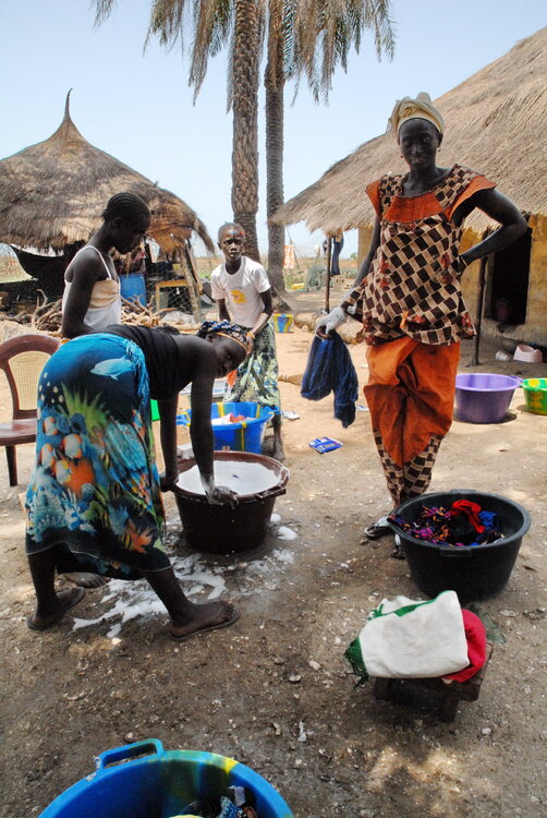 La lessive dans la joie au Sénégal Chantal Gayaud