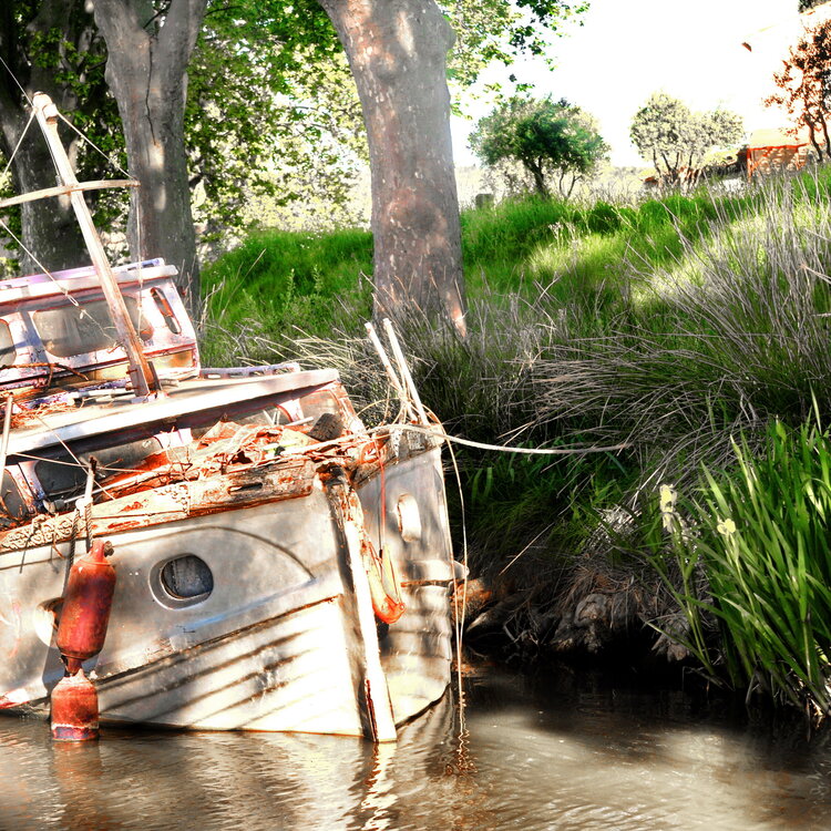 paisible et romantique un bateau accosté sur le canal dans la verdure Chantal Gayaud